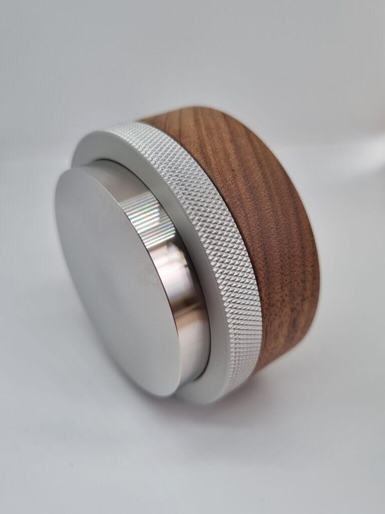 Hauck Tamper Competition-Line V5 in Edelstahl mit Nußholz-Griff, hochpräzise und leicht justierbar.