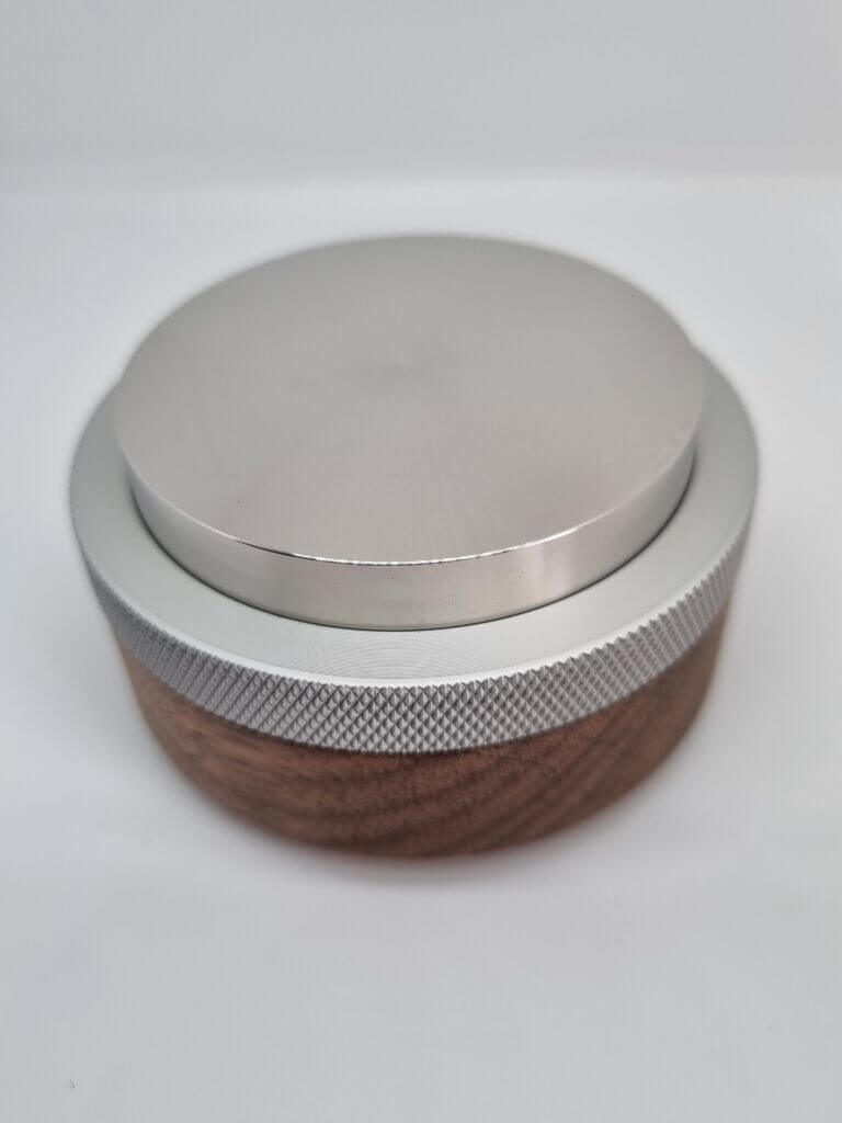 Hauck Tamper Competition-Line V5, hochwertiger Edelstahl-Tamper mit echtem Nußholz-Griff für perfekte Präzision.