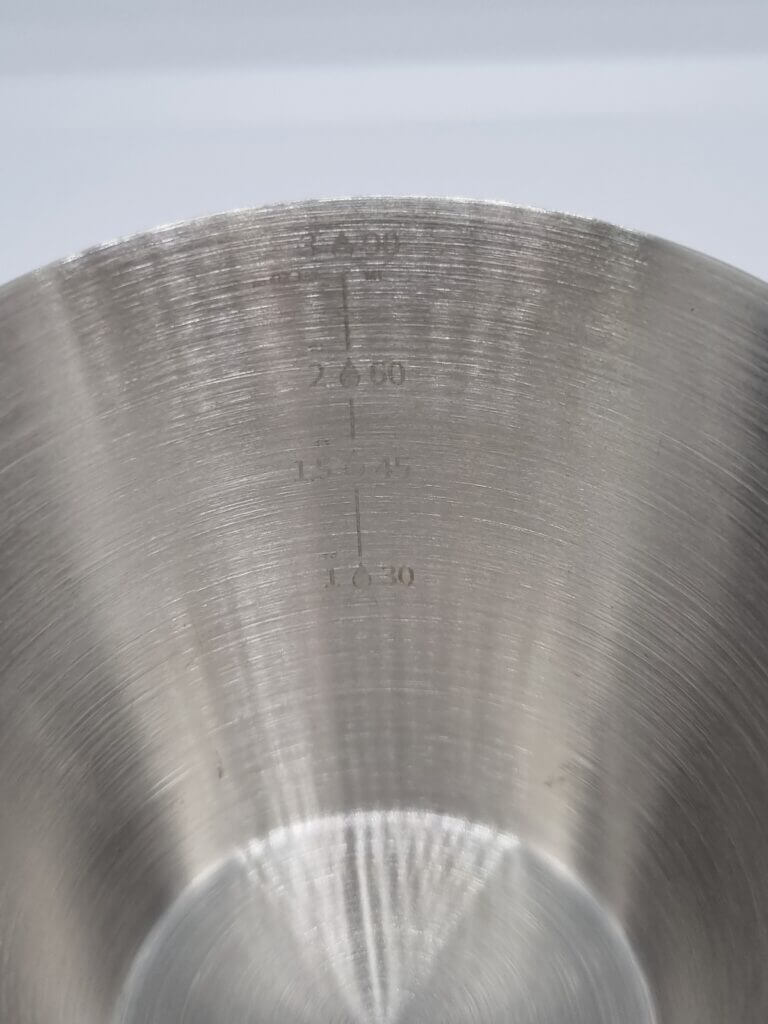 Espressokännchen aus Edelstahl mit Doppelauslauf und Skalierung