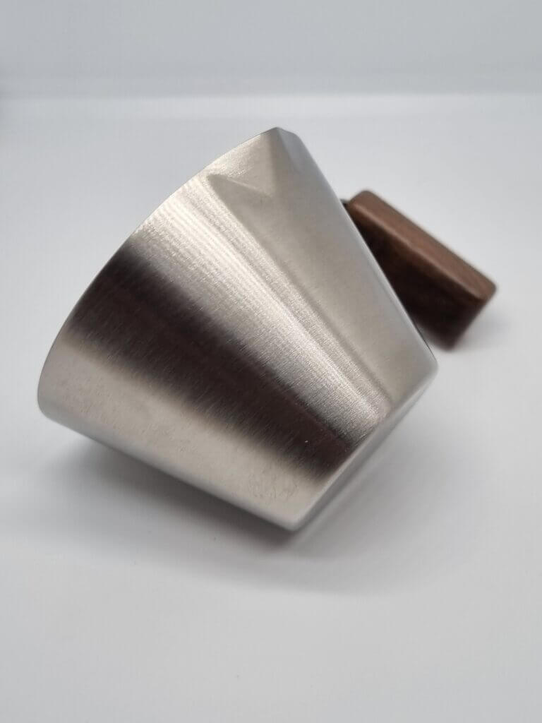 Espressokännchen aus Edelstahl mit Doppelauslauf und Skalierung