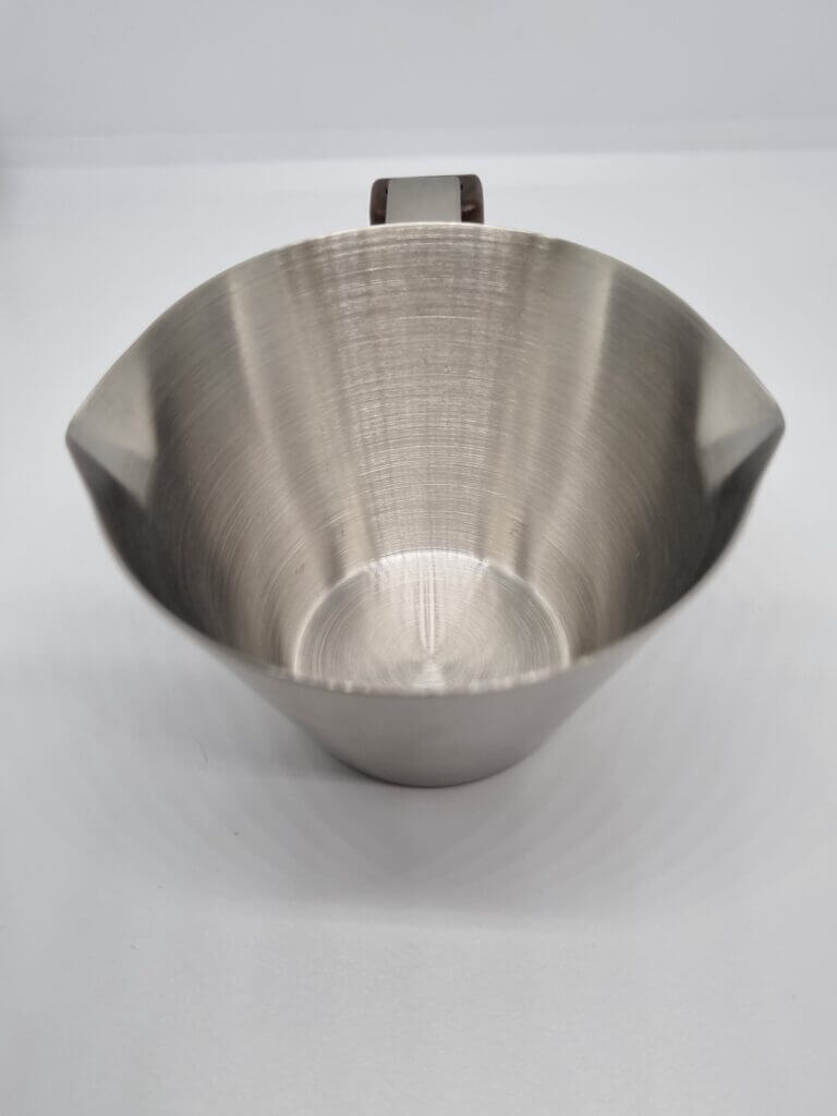 Espressokännchen aus Edelstahl mit Doppelauslauf und Skalierung