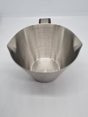 Espressokännchen aus Edelstahl mit Doppelauslauf und Skalierung