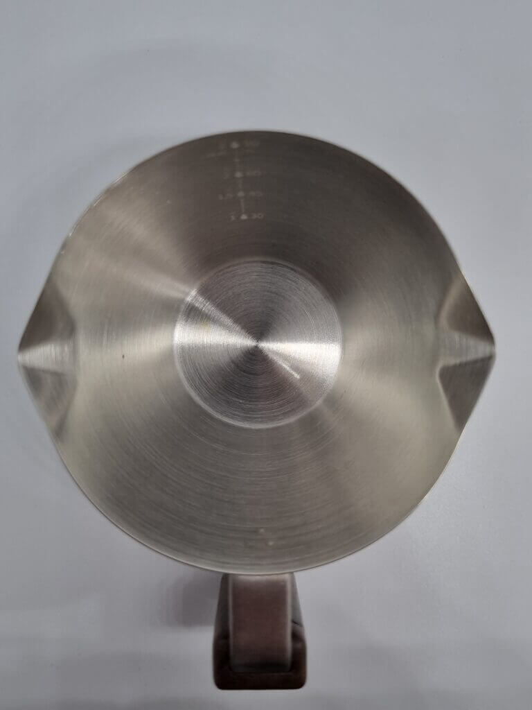 Espressokännchen aus Edelstahl mit Doppelauslauf und Skalierung