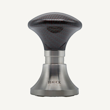 Hauck S-Tamper V5 UFO Carbon red grid Limited Edition – Frontansicht auf einheitlichem Off-White-Hintergrund